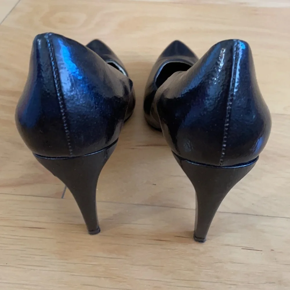 Tahari Malka black pointy toe heel